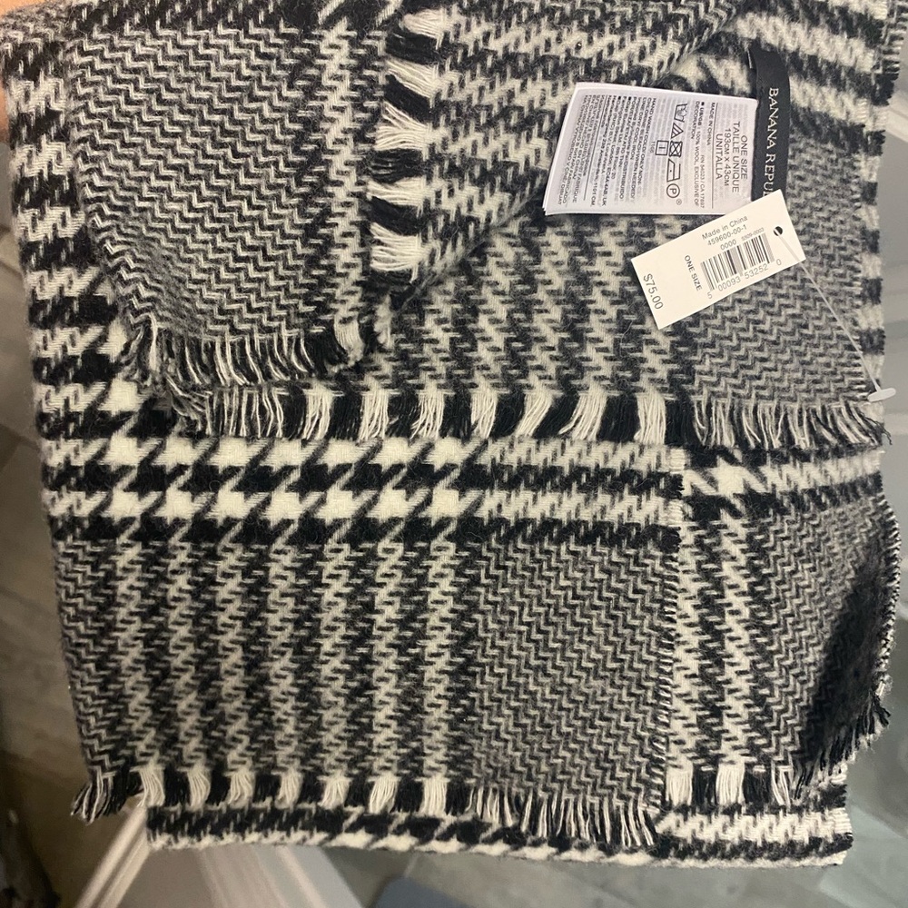 Banana Republic Black and White Houndstooth Scarf - Picture 3 of 3